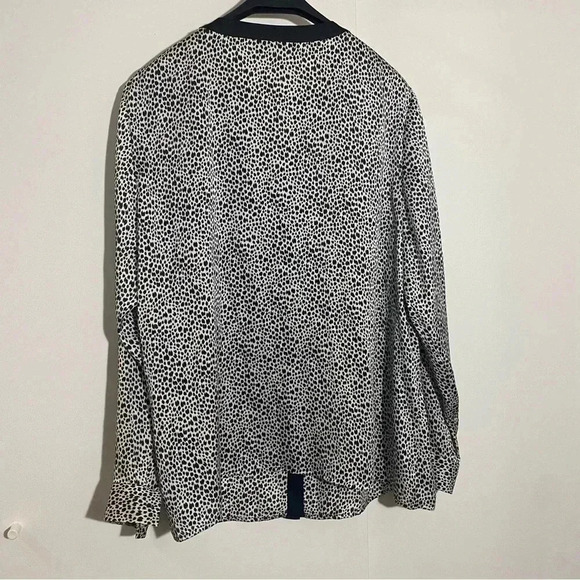 🎈JONES NEW YORK woman’s long  sleeve animal print button down top - Picture 2 of 8